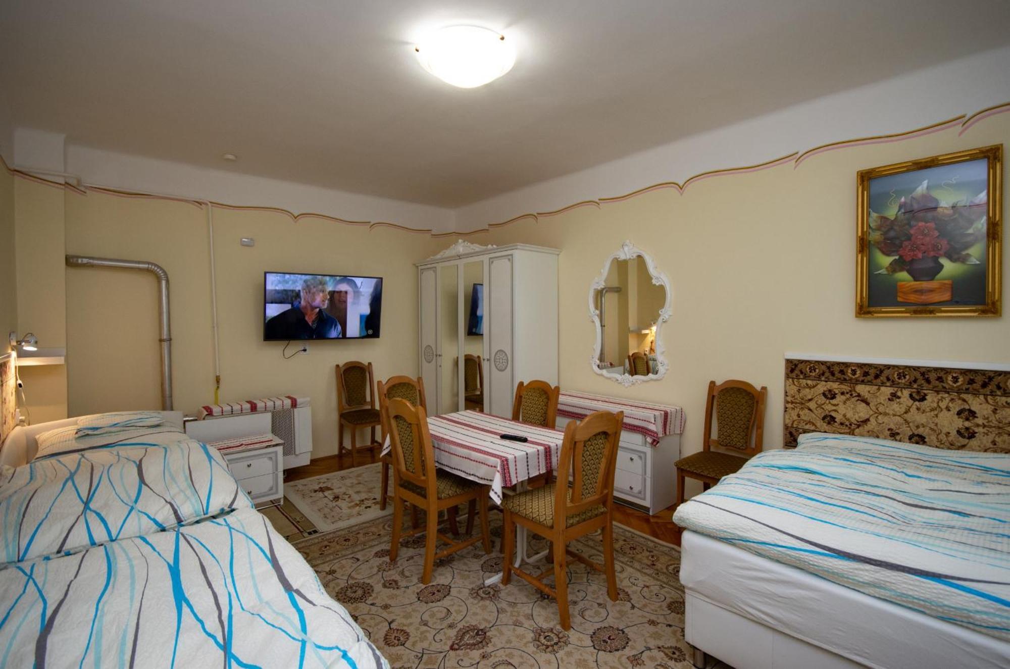 Amália Apartman Gyula Esterno foto
