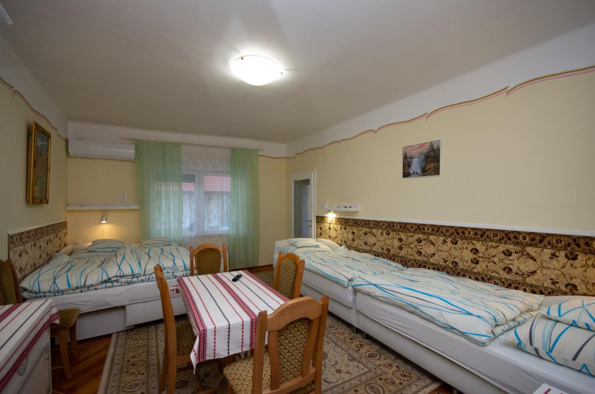 Amália Apartman Gyula Esterno foto
