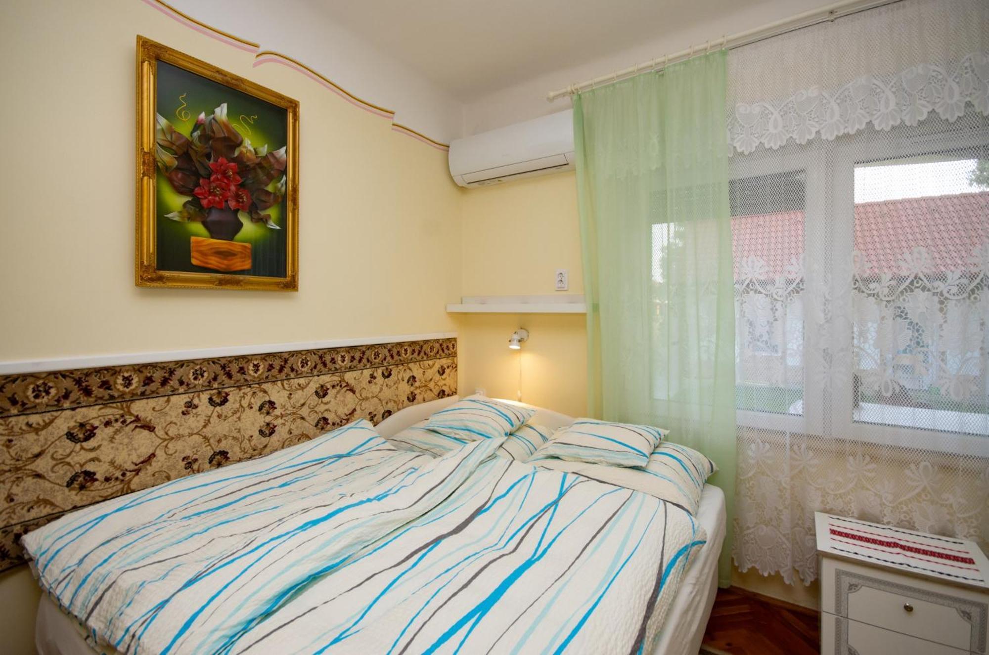 Amália Apartman Gyula Esterno foto