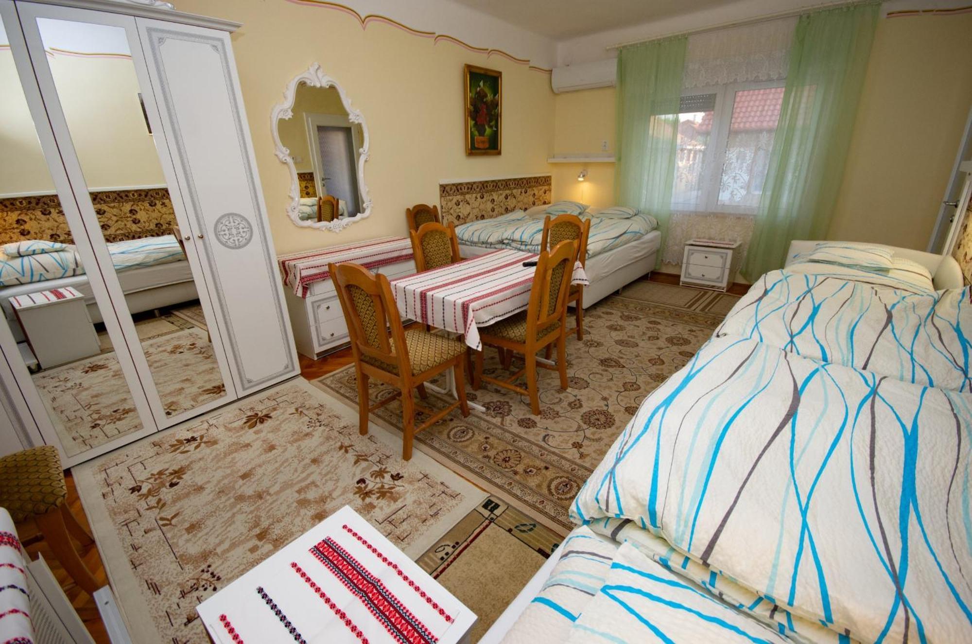 Amália Apartman Gyula Esterno foto