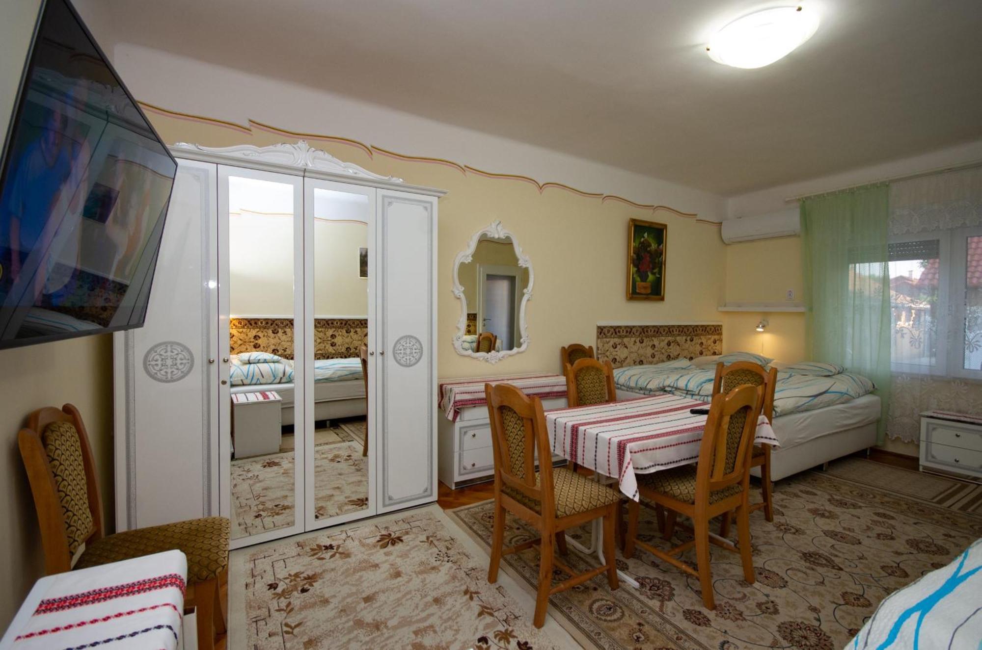 Amália Apartman Gyula Esterno foto