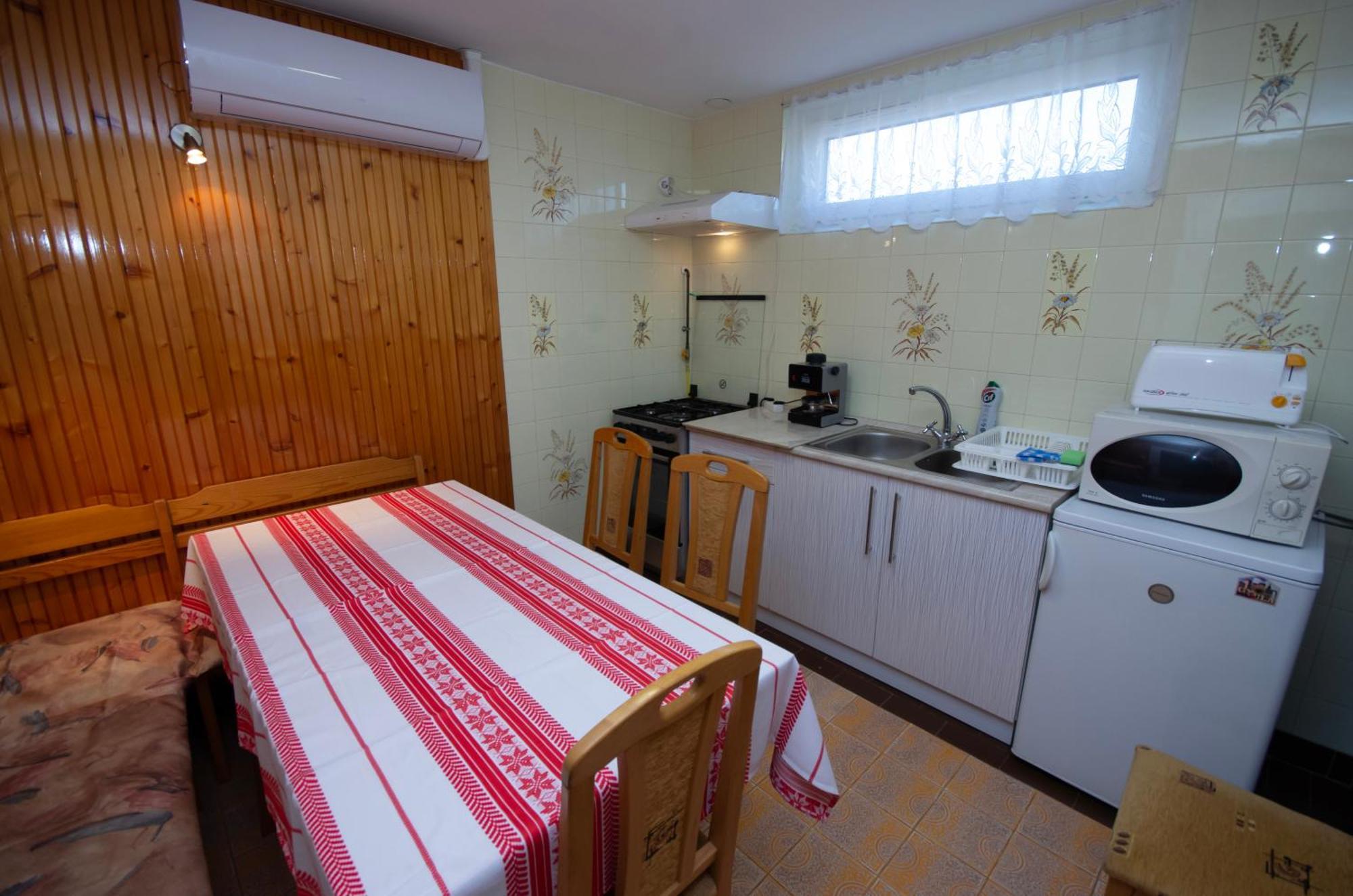 Amália Apartman Gyula Esterno foto