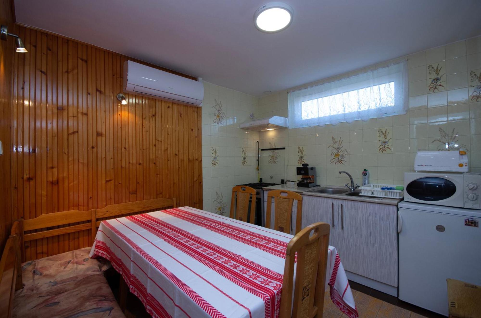 Amália Apartman Gyula Esterno foto