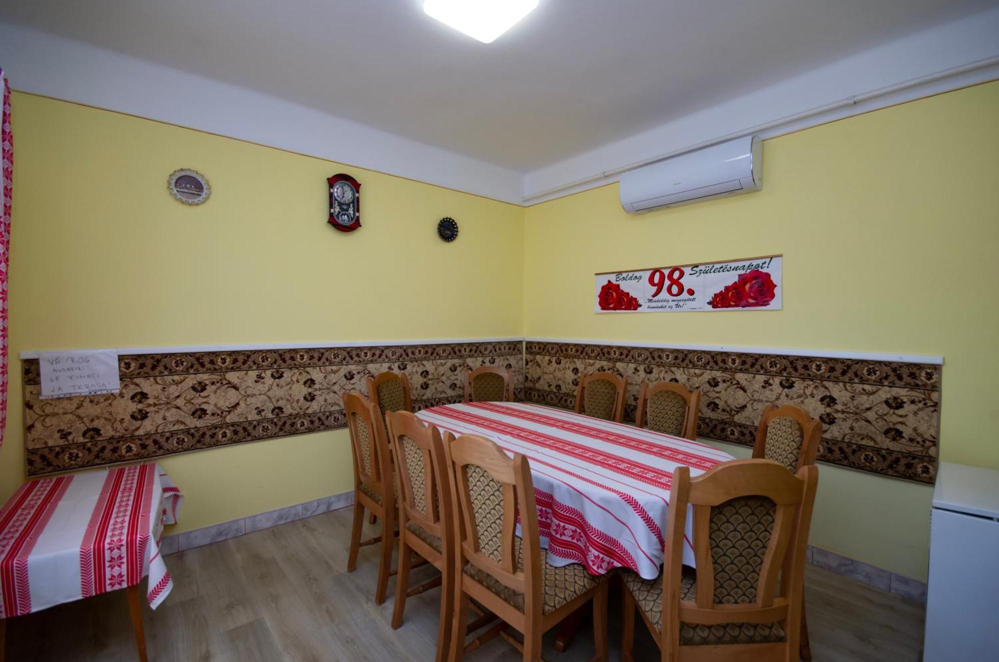 Amália Apartman Gyula Esterno foto