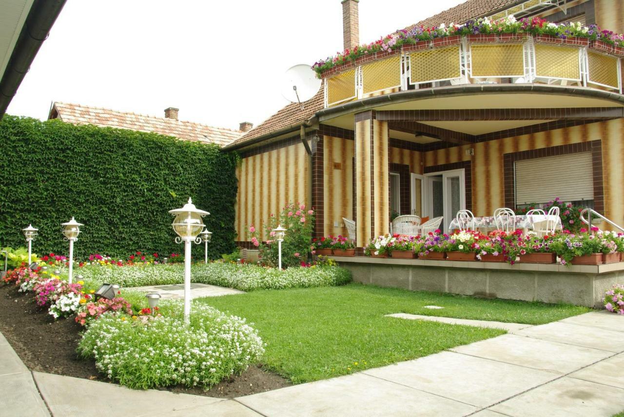 Amália Apartman Gyula Esterno foto