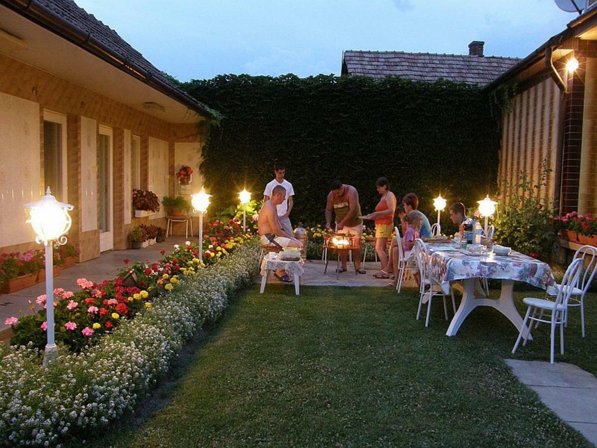 Amália Apartman Gyula Esterno foto