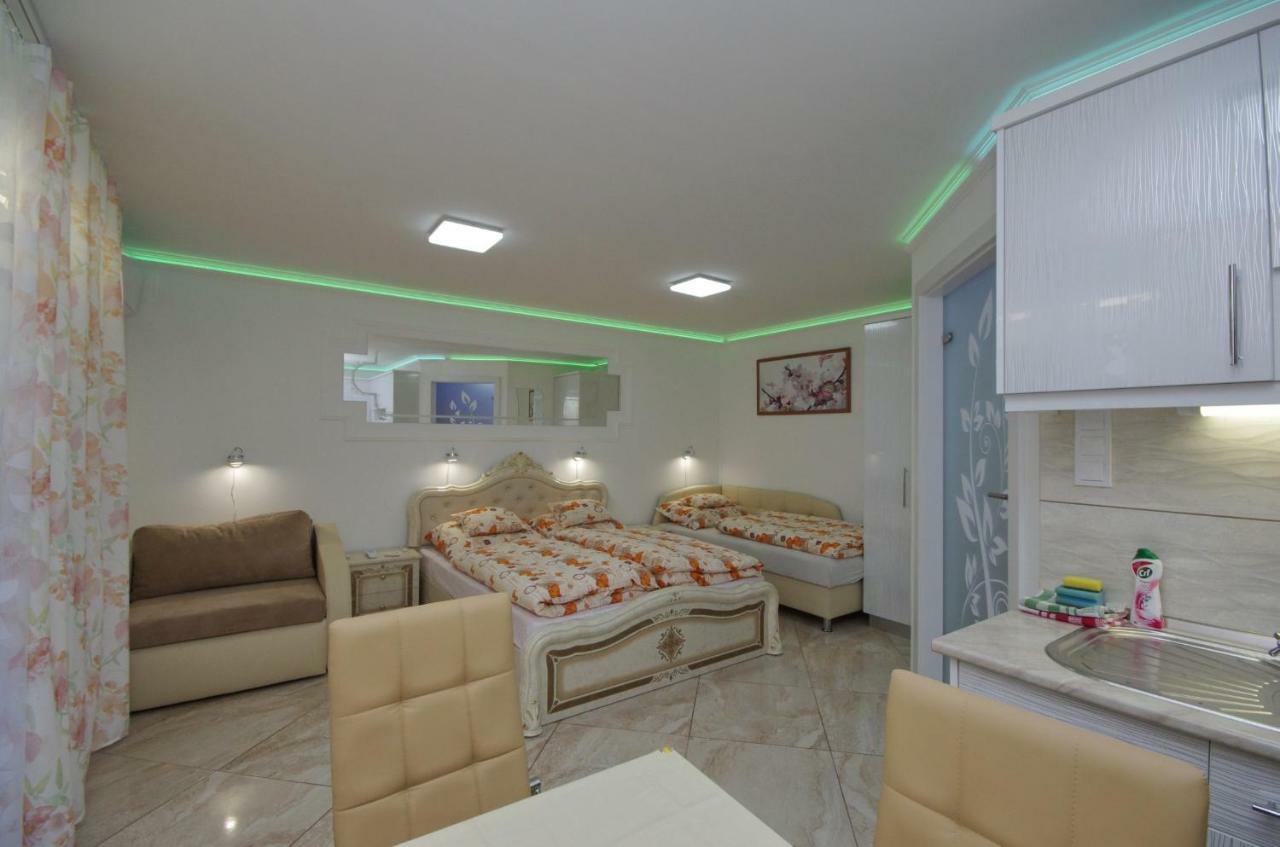 Amália Apartman Gyula Esterno foto