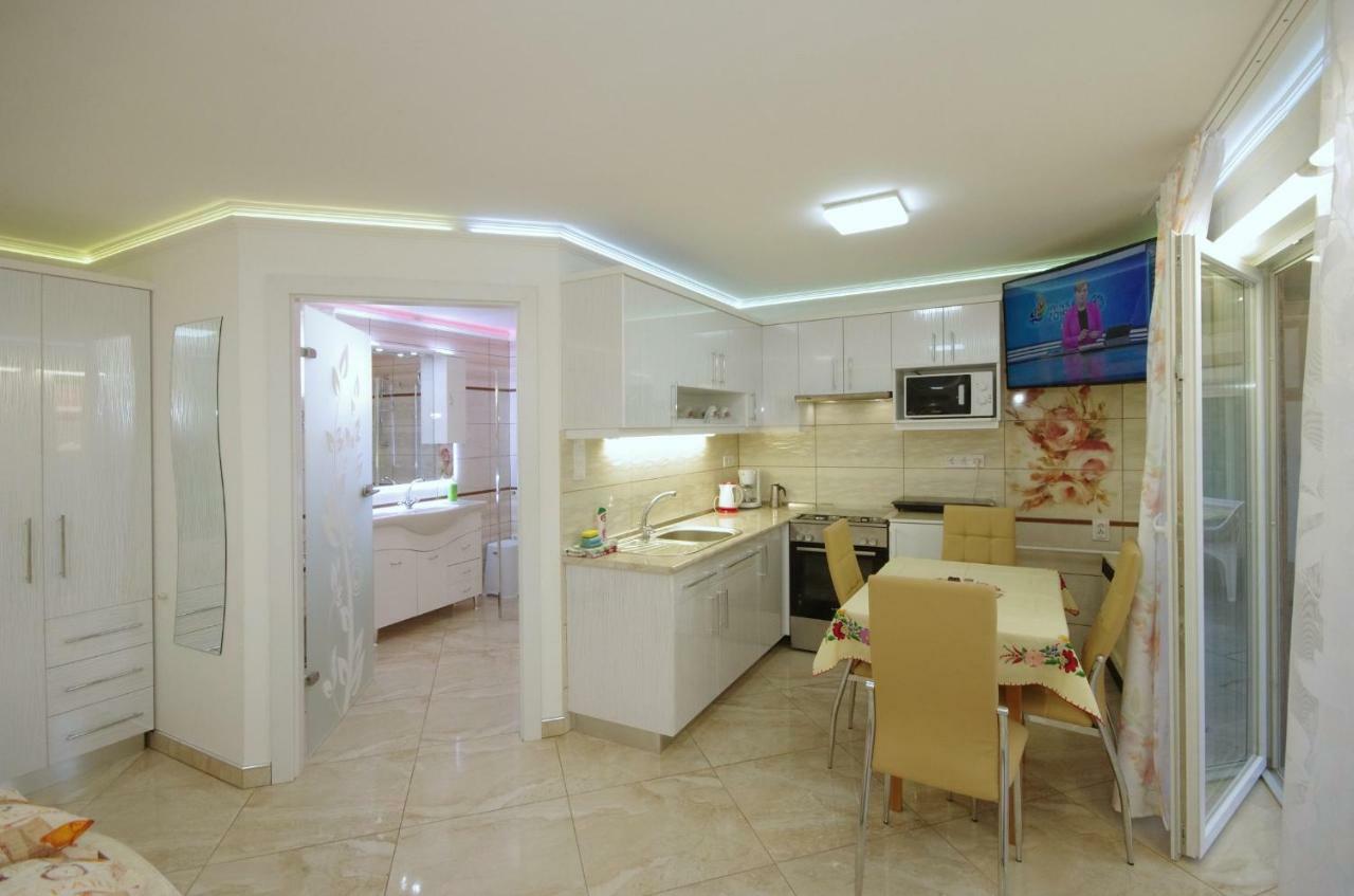 Amália Apartman Gyula Esterno foto