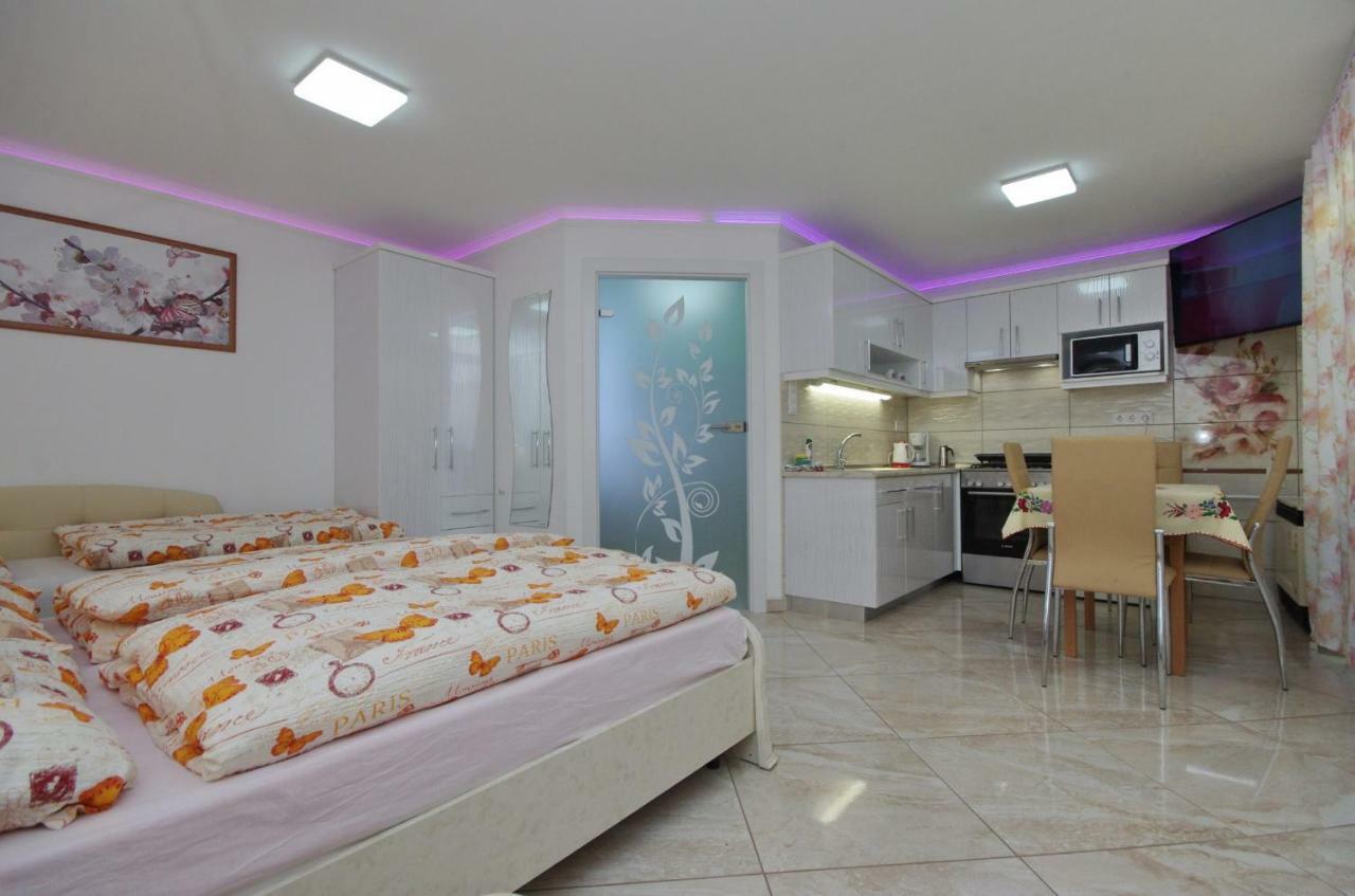 Amália Apartman Gyula Esterno foto
