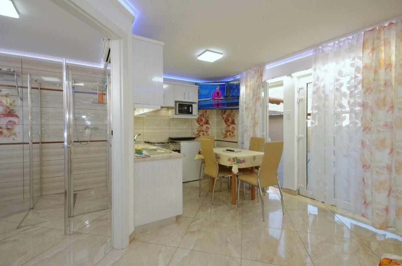 Amália Apartman Gyula Esterno foto