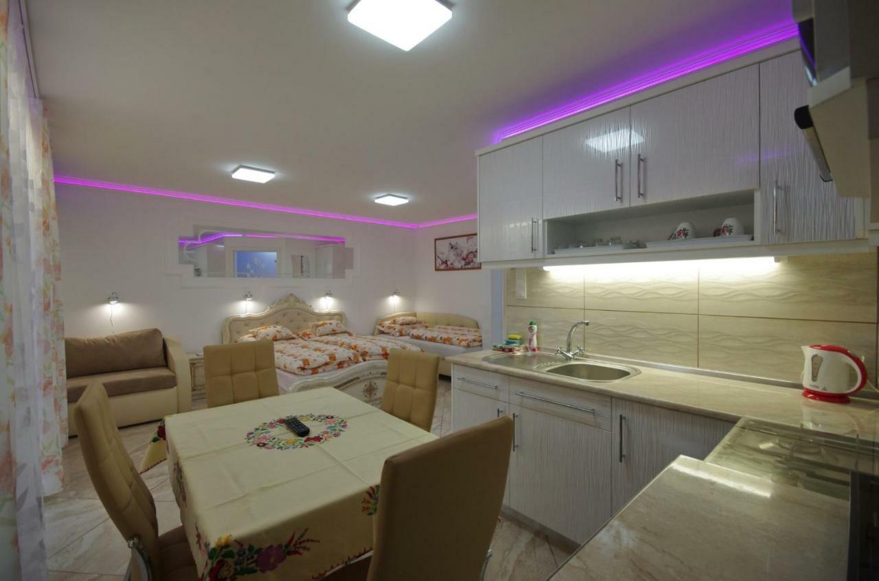 Amália Apartman Gyula Esterno foto